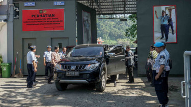 Petugas lapas melakukan pemeriksaan terhadap pengunjung yang akan menyeberang ke Nusakambangan, di Dermaga Penyeberangan Wijayapura, Cilacap, Jawa Tengah