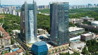 Gedung Liebian dengan air terjun di China 