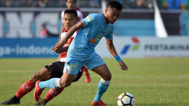 Pesepak bola Persela Lamongan Saddil Ramdani (kanan) melewati hadangan pesepak bola Madura United Asep Berlian (kiri) dalam lanjutan pertandingan Liga-1
