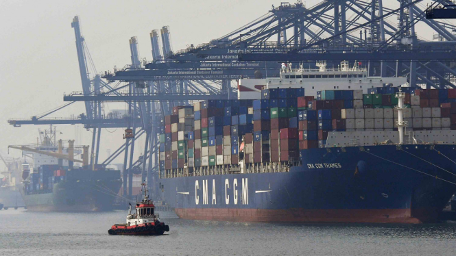 Aktivitas bongkar muat peti kemas di Pelabuhan Tanjung Priok, Jakarta