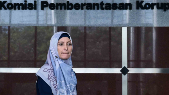 Artis Inneke Koesherawati usai menjalani pemeriksaan di Gedung KPK