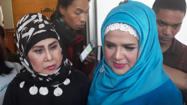 Elvy Sukaesih dan Fitria Sukaesih saat hadiri persidangan Dhawiya