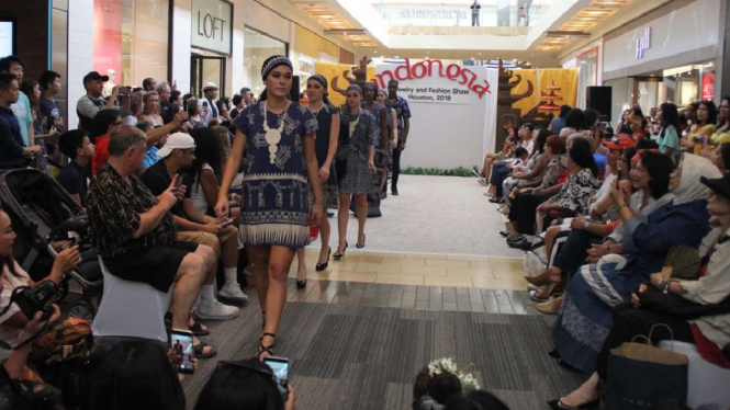 Koleksi busana Kerawang by Handy Hartono dalam fashion show di AS