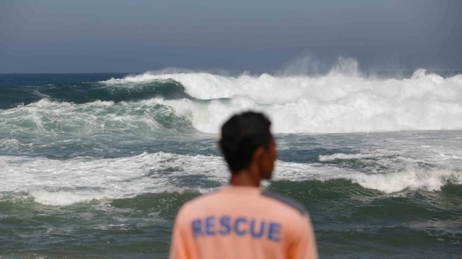 Gelombang tinggi di melanda sejumlah wilayah pesisir di Indonesia.