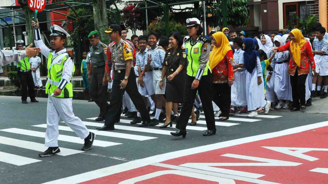 Sosialisasi cara menyeberang jalan