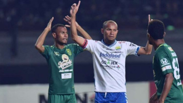 Bek senior Persib Bandung, Supardi Nasir (tengah)