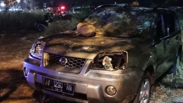 Mobil yang dirusak oleh oknum Bonek.