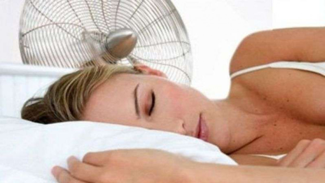 Tidur dengan kipas angin