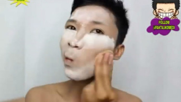 Pria berikan tutorial makeup.