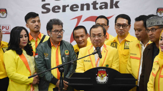 Sekjen Partai Berkarya Priyo Budi Santoso (tengah).
