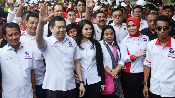 Ketua Majelis Persatuan Perindo Hary Tanoesoedibjo (kedua kiri) melambaikan tangan.