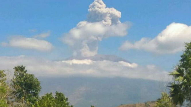 Gunung Agung erupsi.