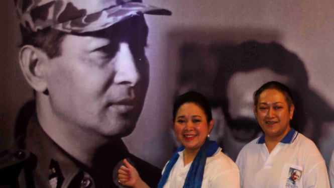 Dua putri mendiang mantan Presiden Soeharto, Siti Hediati Hariyadi alias Titiek Soeharto (kiri) bersama Siti Hutami Endang Adiningsih alias Mamiek Soeharto (kanan)
