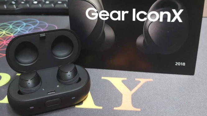Gear IconX (2018)