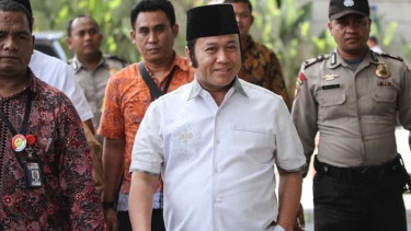 Bupati Lampung Selatan Zainudin Hasan (tengah) digiring ke Gedung KPK usai kena OTT, Jumat 27 Juli 2018.