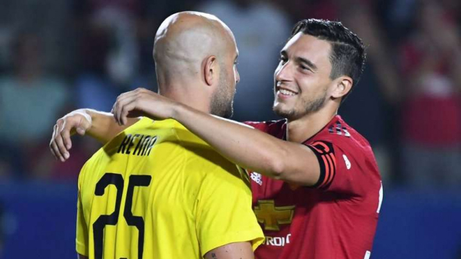 Pemain belakang Manchester United, Matteo Darmian (kanan)