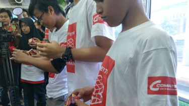 Lomba rubik di kereta