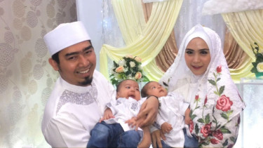 Ustaz Solmed dan istri.