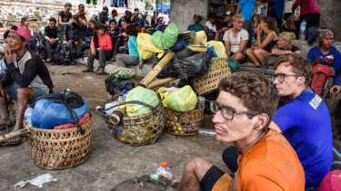 Evakuasi pendaki dan wisatawan yang terjebak di Gunung Rinjani