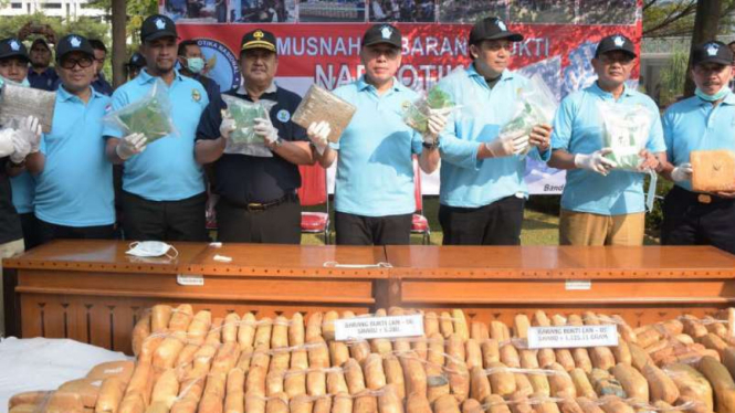 Iwan Bule pamerkan barang bukti narkoba.