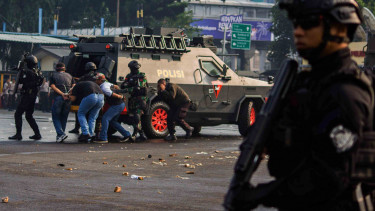 Ilustrasi personel gabungan Polisi dan TNI berusaha melumpuhkan teroris dan menyelamatkan sandera saat simulasi.
