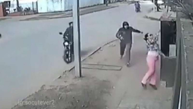 Penjambret dibuat dongkol oleh emak-emak