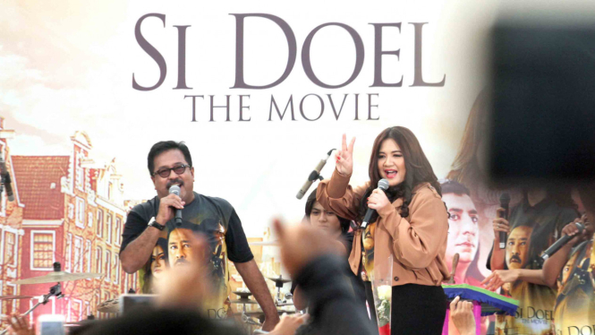 Artis pemeran film Si Doel The Movie Rano Karno (kiri) dan Cornelia Agatha menghadiri ajang temu penggemar di Cibinong, Kabupaten Bogor, Jawa Barat