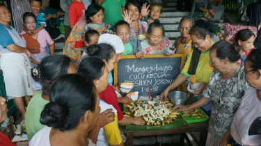 Pedagang dan buruh Pasar Legi Solo, bancakan sambut cucu kedua Presiden Jokowi.