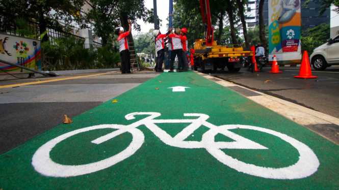 Jalur sepeda di trotoar kawasan Jalan Asia Afrika, Senayan, Jakarta