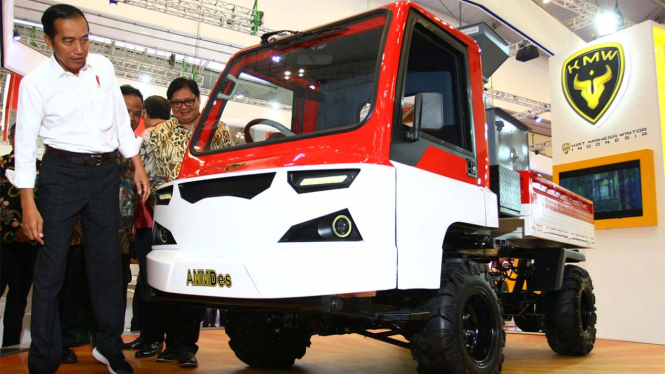 Presiden Joko Widodo meninjau Stan AMMDES di GIIAS 2018