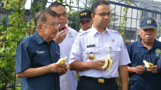 Wapres Jusuf Kalla menikmati pisang di dekat Kali Item bersama Anies Baswedan.