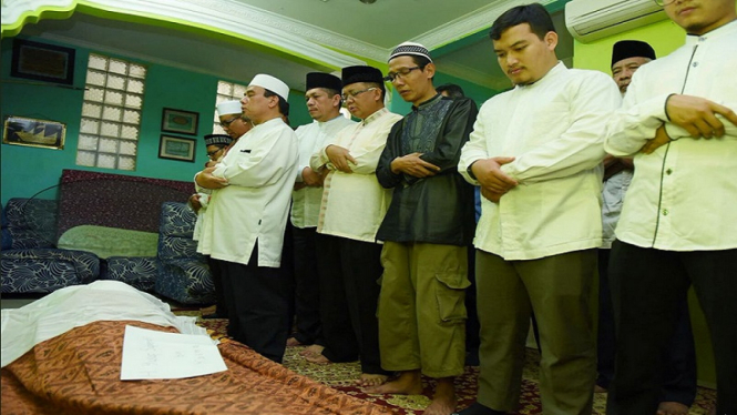 Presiden PKS Muhammad Sohibul Iman mensalatkan jenazah Yusuf Supendi