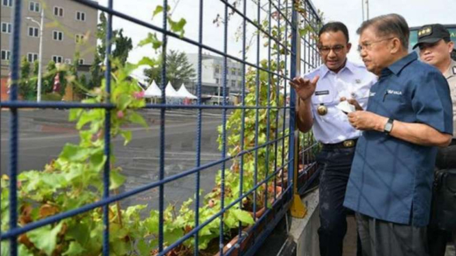 JK dan Anies saat pantau Kali Item.
