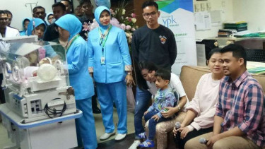 Pasangan Bobby Nasution dan Kahiyang Ayu saat jumpa pers bersama buah hati
