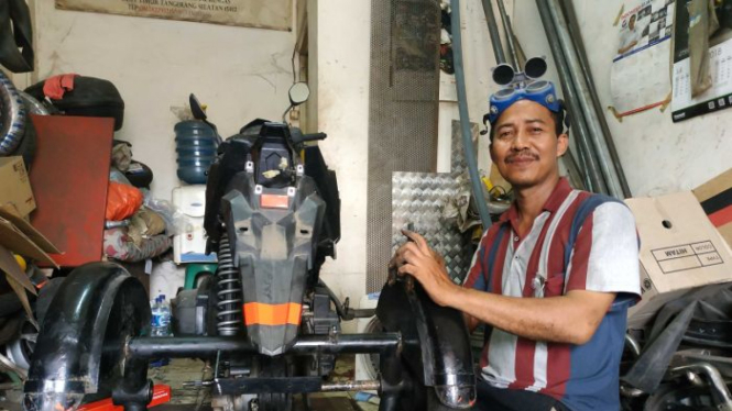 Catur Bambang (42) di bengkel modifikasi motor roda tiga yang banyak melayani kebutuhan transportasi difabel lewat desain yang disesuaikan dengan kebutuhan difabel.