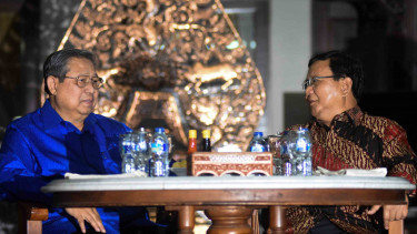 Ketua Umum Partai Demokrat Susilo Bambang Yudhoyono (SBY) (kiri) berbincang dengan Ketua Umum Partai Gerindra Prabowo Subianto (kanan) beberapa waktu lalu. Mereka akan bertemu lagi.