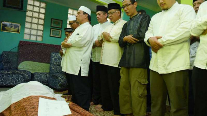 Jenazah Yusuf Supendi disalatkan.
