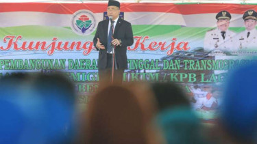 Mendes PDTT Eko Putro Sandjojo membagikan sertifikat tanah di Bengkulu. 