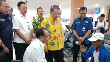 Menhub Budi Karya Sumadi saat berdialog dengan penumpang di Bandara Fatmawati