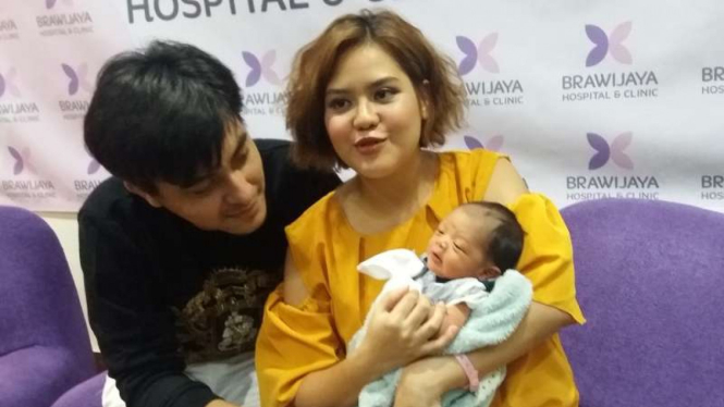 Mytha Lestari dan keluarga