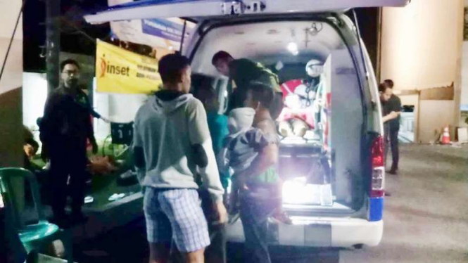 Korban luka gempa bumi di Lombok dibawa ke ambulans 