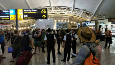 Suasana bandara di Lombok Utara.