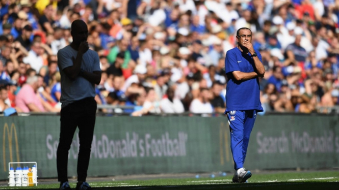 Manajer Chelsea, Maurizio Sarri (kanan)