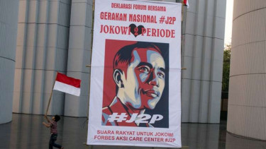 Spanduk besar Gerakan Nasional Jokowi 2 Periode #J2P