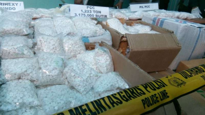Polisi memperlihatkan barang bukti jutaan butir pil PCC yang digerebek polisi di Cipondoh, Tangerang, Banten, pada Senin, 6 Agustus 2018.