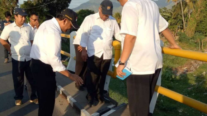 Menteri PUPR Basuki Hadimuljono meninjau jembatan yang rusak di Lombok.