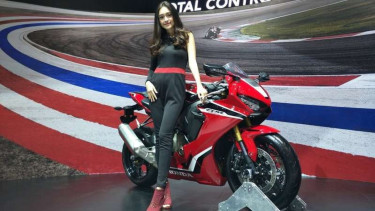 Ayuni, salah satu SPG otomotif di GIIAS 2018.