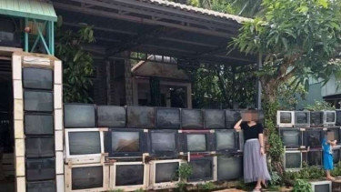 Rumah dengan pagar TV bekas
