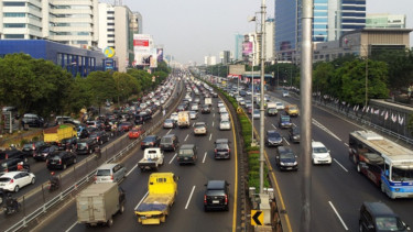 Suasana lalu lintas di jalan tol dalam kota Jakarta.