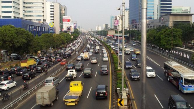 Suasana lalu lintas di jalan tol dalam kota Jakarta.